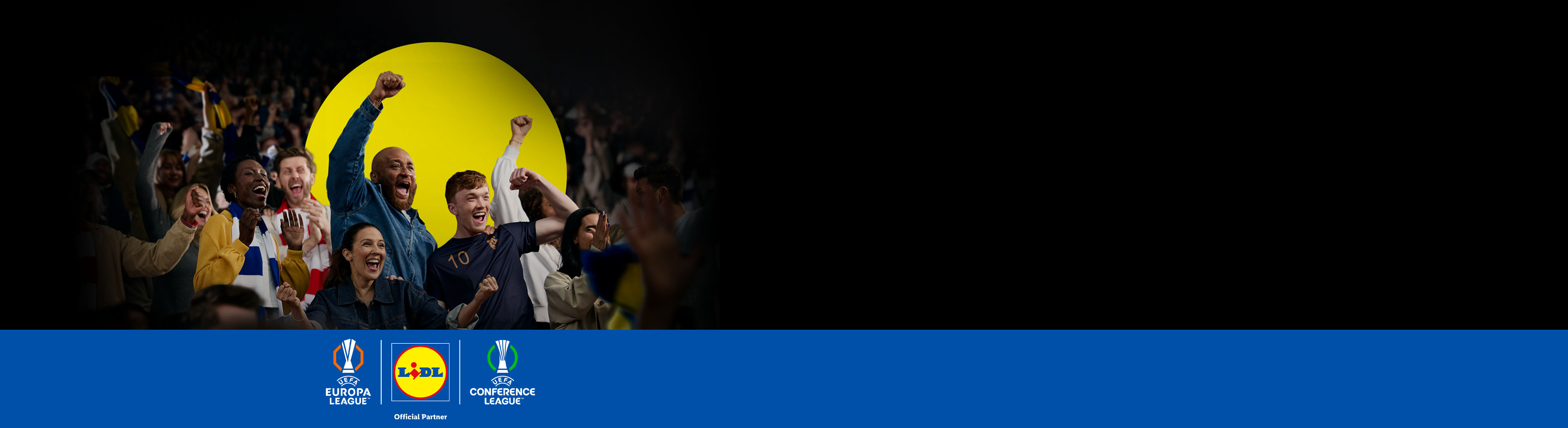 Ενθουσιασμένοι οπαδοί ποδοσφαίρου πανηγυρίζουν με λογότυπα Lidl και UEFA Europa/Conference League.